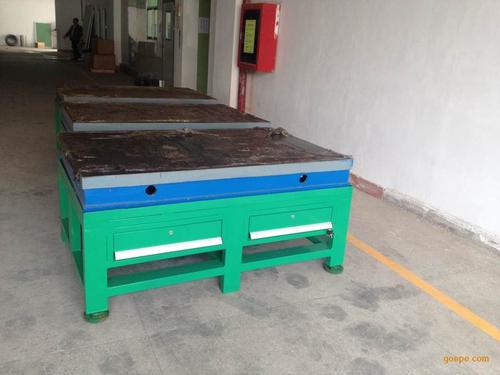 鑄鐵工作臺、專業(yè)檔案柜與量具在現(xiàn)代辦公與工業(yè)場景中的核心作用
